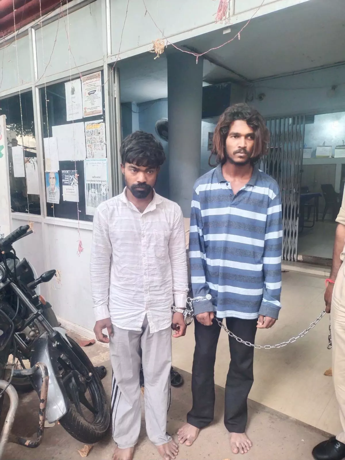 Raipur City Crime : सूने मकान का शटर काटकर लाखों की चोरी, निगरानी बदमाश समेत दो आरोपी गिरफ्तार Raipur City Crime : सूने मकान का शटर काटकर लाखों की चोरी, निगरानी बदमाश समेत दो आरोपी गिरफ्तार
