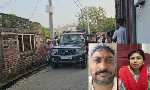 UP Crime : अफेयर के शक में पति ने सो रही पत्नी की हत्या की, गला काटकर सिर धड़ से किया अलग, थाने में किया सरेंडर