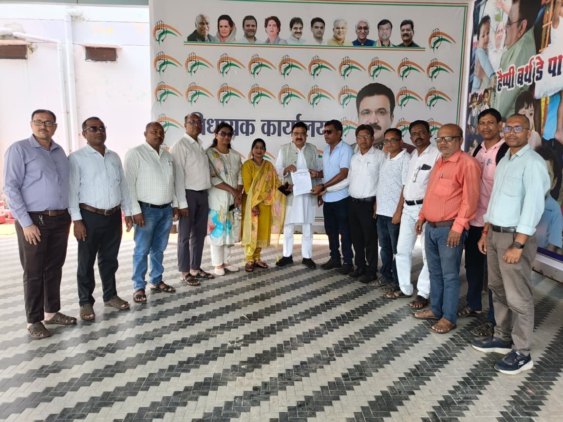 CG News: छत्तीसगढ़ शिक्षक संघर्ष मोर्चा ने सौंपा 5 सूत्रीय मांगों का ज्ञापन, खल्लारी विधायक से निराकरण की मांग