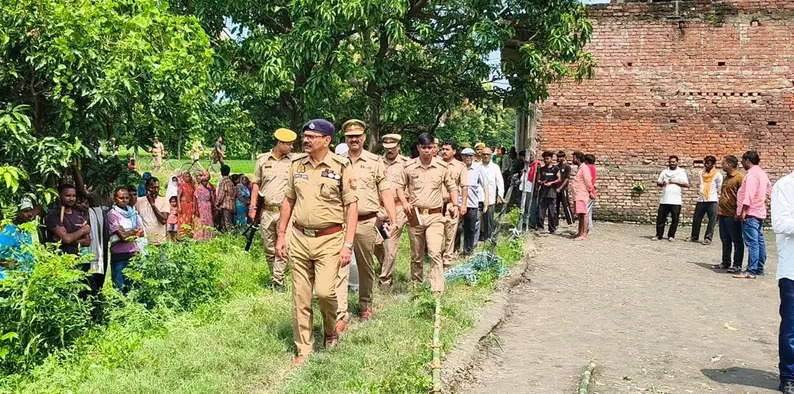 UP Crime : घर में मां की लाश, 30 मीटर दूर खेत में मिली बेटी की बॉडी, डबल मर्डर से फैली सनसनी