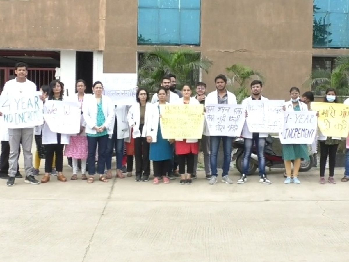 Raigarh junior doctors strike: रायगढ़ में जूनियर डॉक्टरों का अल्टीमेटम, 21 सितंबर से OPD बहिष्कार, जानें क्या है मामला