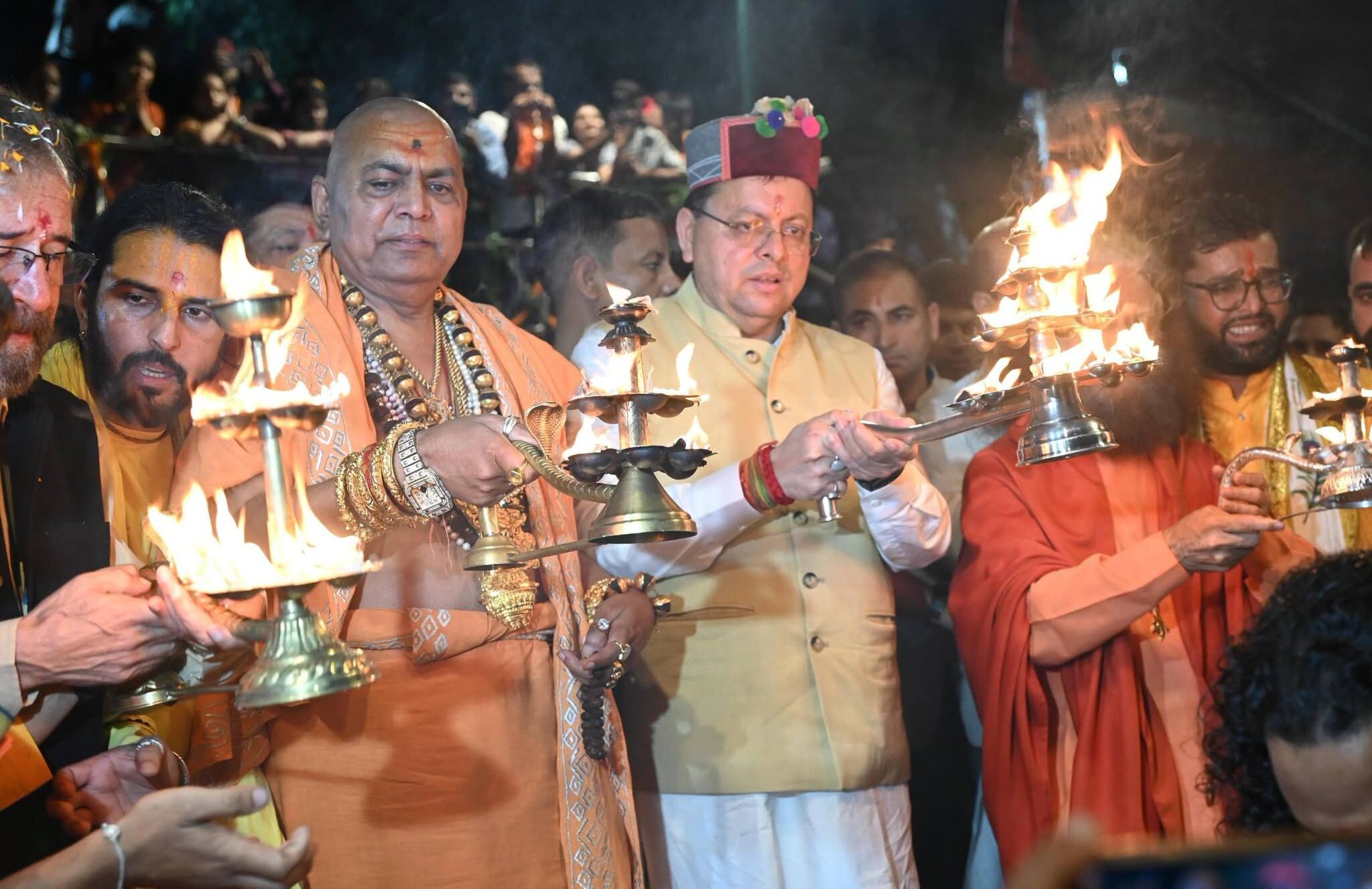 Uttarakhand : CM धामी ने प्रतिमा-हरिघाट और यमुना कृष्ण मंदिर का किया लोकार्पण-शिलान्यास, 2100 दीपों से जगमगाया यमुना तट