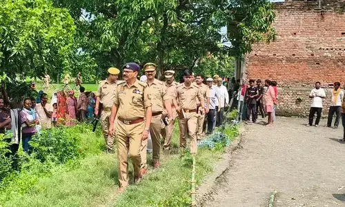 UP Crime : घर में मां की लाश, 30 मीटर दूर खेत में मिली बेटी की बॉडी, डबल मर्डर से फैली सनसनी