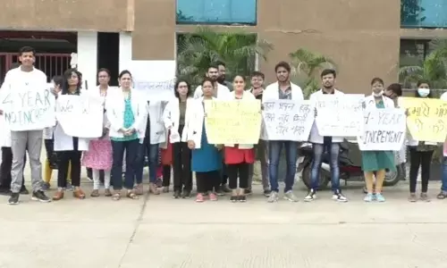 Raigarh junior doctors strike: रायगढ़ में जूनियर डॉक्टरों का अल्टीमेटम, 21 सितंबर से OPD बहिष्कार, जानें क्या है मामला
