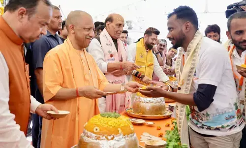 UP : वाराणसी में सेवा संकल्प अभियान का शुभारंभ, काशी से वडनगर तक निकली बाइक यात्रा; राजनाथ सिंह बोले- भारत बन रहा आर्थिक और सांस्कृतिक शक्ति