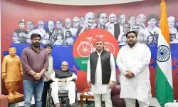 BJP को बड़ा झटका, 4 बार विधायक रहे दलवीर सिंह ने छोड़ी पार्टी, अखिलेश यादव की मौजूदगी में पोते अजय-विजय के साथ थामा सपा का दामन