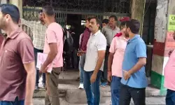 Jharkhand News : रिटायर्ड कर्मचारी से रिश्वत लेते CCL के दो क्लर्क गिरफ्तार, 18 हजार की रकम के साथ CBI ने दबोचा Jharkhand News : रिटायर्ड कर्मचारी से रिश्वत लेते CCL के दो क्लर्क गिरफ्तार, 18 हजार की रकम के साथ CBI ने दबोचा