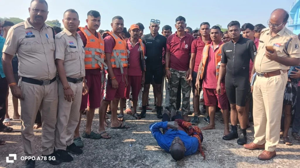 CG News : खारून नदी पार करना पड़ा भारी, तेज बहाव में बाइक समेत गिरा युवक, रेस्क्यू के बाद मिला शव