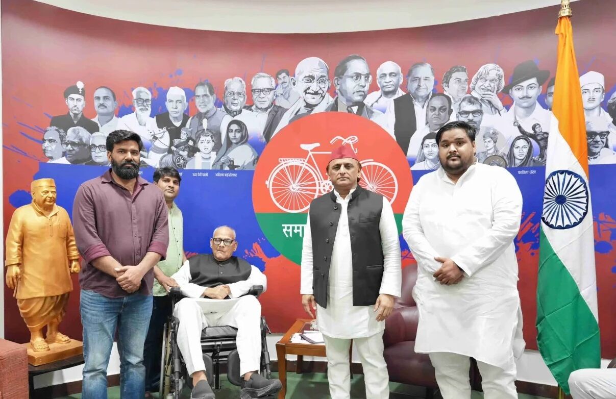 BJP को बड़ा झटका, 4 बार विधायक रहे दलवीर सिंह ने छोड़ी पार्टी, अखिलेश यादव की मौजूदगी में पोते अजय-विजय के साथ थामा सपा का दामन