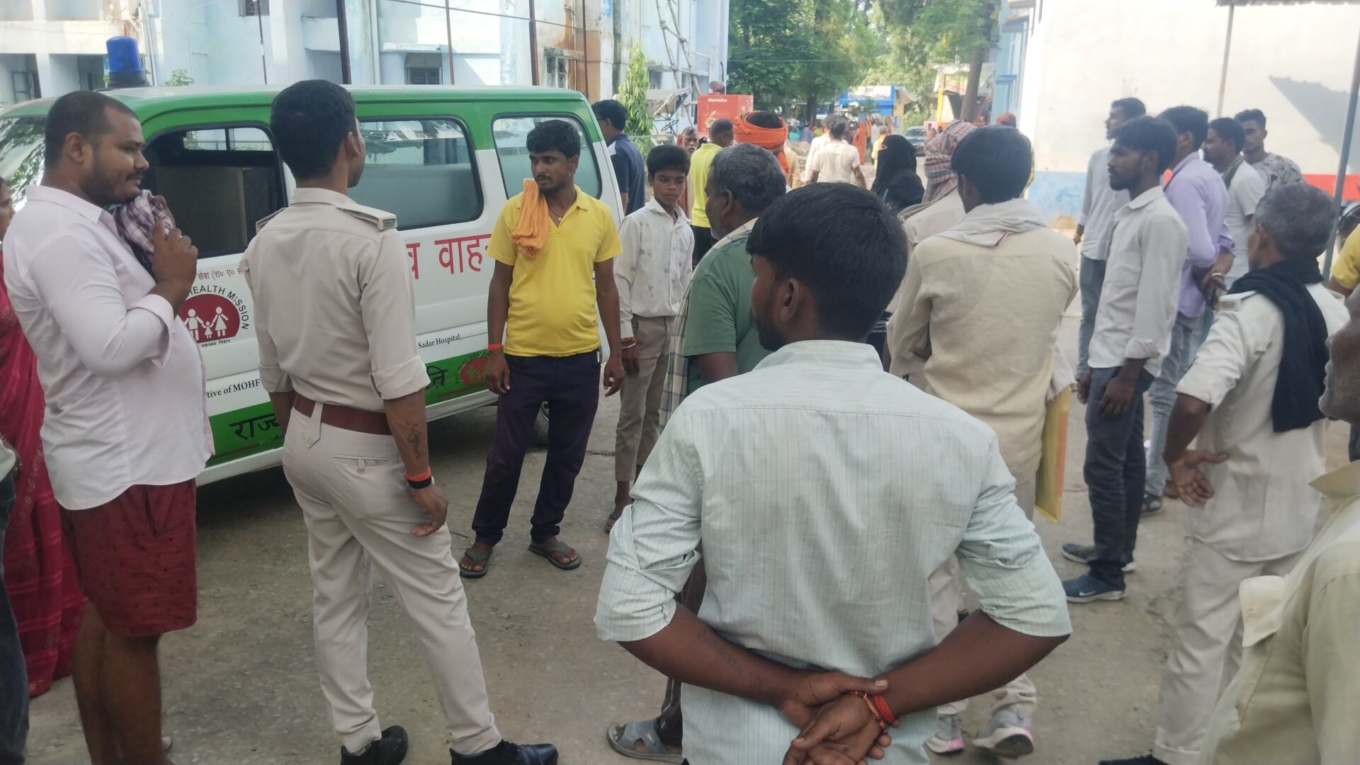 Bihar Accident : दो बाइकों की आमने-सामने भिड़ंत, पानी में जा गिरे बाइक सवार, 3 की मौत, 2 घायल