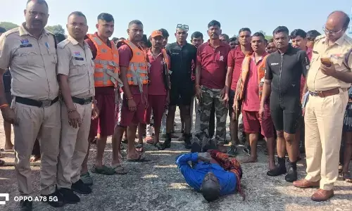 CG News : खारून नदी पार करना पड़ा भारी, तेज बहाव में बाइक समेत गिरा युवक, रेस्क्यू के बाद मिला शव