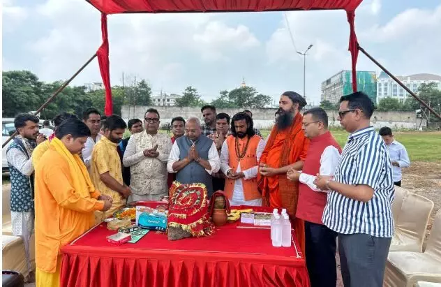 39457-r-1 Asian News Raas Garba 2026: में सजेगा भक्ति और संस्कृति का महामंच: वैदिक मंत्रोच्चार के साथ हुआ एशियन न्यूज के ‘रास गरबा 2026’ का भूमिपूजन, वीआईपी रोड स्थित रामबाग में मचेगी धूम!