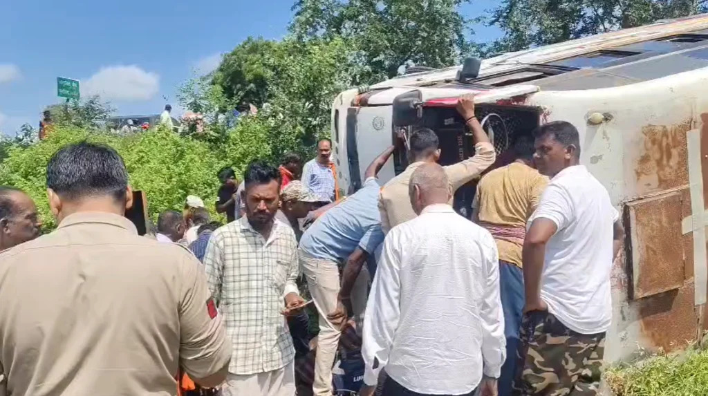 CG Accident : कर्मचारियों से भरी बस करहीभदर के पास पलटी, एक की मौत, 20 से ज्यादा घायल