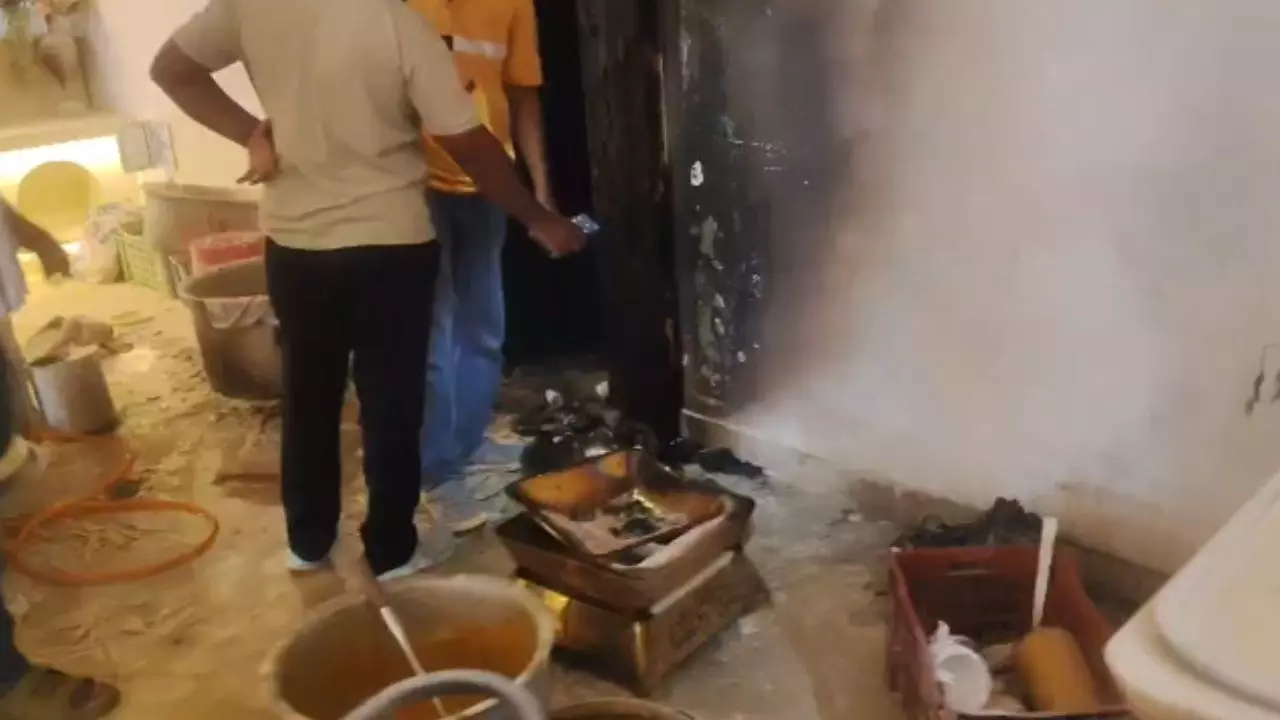 39496-damoh-gas-celender-balst MP Breaking : दमोह के रानी दमयंती पैलेस होटल में गैस सिलेंडर ब्लास्ट, 1 की मौत, 4 कर्मचारी झुलसे; सभी छत्तीसगढ़ के रहने वाले