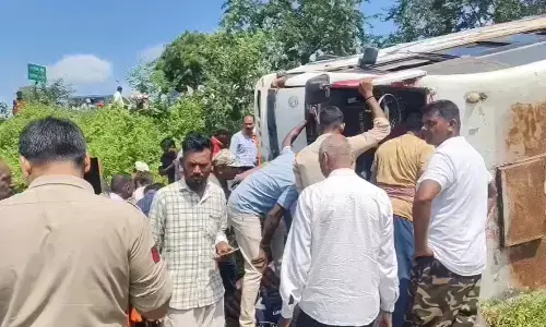 CG Accident : कर्मचारियों से भरी बस करहीभदर के पास पलटी, एक की मौत, 20 से ज्यादा घायल