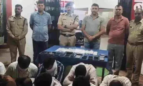 MP Crime : जंगल में सजा था जुए का फड़, पुलिस की दबिश से मची भगदड़, 5.55 लाख कैश समेत दर्जन भर आरोपी गिरफ्तार MP Crime : जंगल में सजा था जुए का फड़, पुलिस की दबिश से मची भगदड़, 5.55 लाख कैश समेत दर्जन भर आरोपी गिरफ्तार