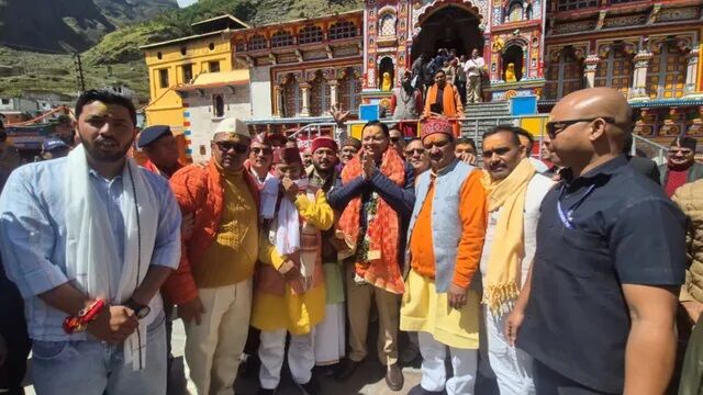 बदरीनाथ पहुंचे CM धामी, भगवान बदरी विशाल के किए दर्शन