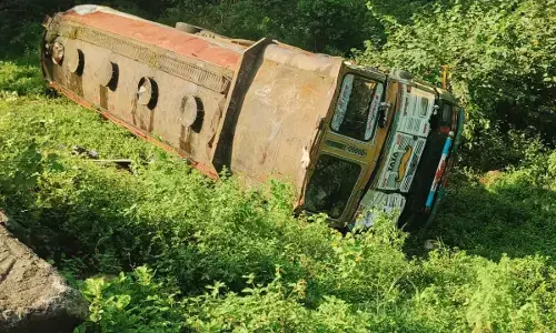 MP : सीहोर में दर्दनाक हादसा: देलावड़ी घाट पर तेल से भरा ट्रक पलटा, चालक की मौत