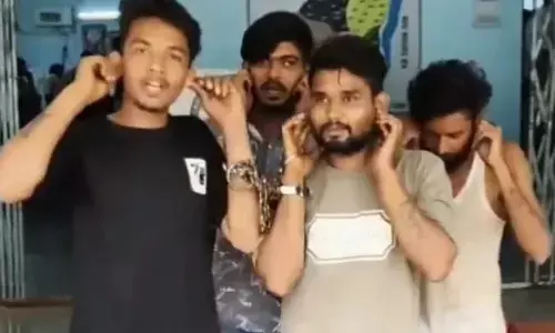 CG Crime : युवक को घर से जबरन ले जाकर मारपीट, 4 आरोपी गिरफ्तार, पुलिस ने निकाला जुलूस CG Crime : युवक को घर से जबरन ले जाकर मारपीट, 4 आरोपी गिरफ्तार, पुलिस ने निकाला जुलूस