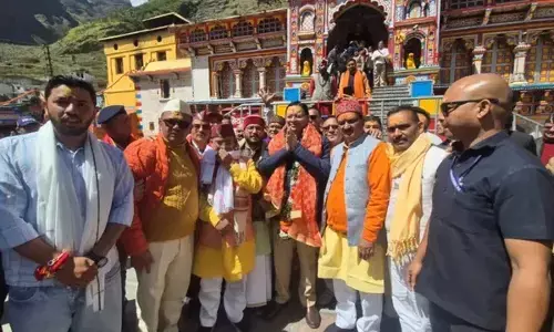 बदरीनाथ पहुंचे CM धामी, भगवान बदरी विशाल के किए दर्शन