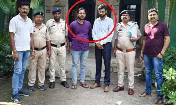 Electric Vehicle Fraud : डीलरशिप और 100% कैशबैक का लालच, 31.80 लाख की ठगी के आरोप में दो गिरफ्तार Electric Vehicle Fraud : डीलरशिप और 100% कैशबैक का लालच, 31.80 लाख की ठगी के आरोप में दो गिरफ्तार