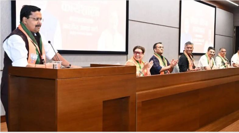 BJP Social Media Gen-Z Outreach: पोस्टर से रील्स तक, BJP की सोशल मीडिया रणनीति में बदलाव, जानें Gen-Z आंदोलन के बाद खुद को कैसे बदल रही है बीजेपी