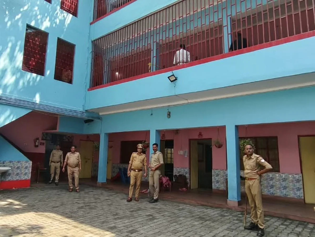 UP Crime : स्कूल में शिक्षिका को गोली मारने के बाद युवक ने खुद को भी मारी गोली, दोनों की मौत