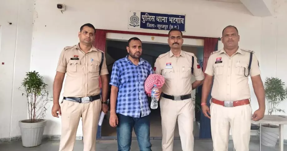 39785-untitled CG Crime : अश्लील वीडियो के नाम पर ब्लैकमेल, 11वीं की छात्रा से दुष्कर्म के आरोप में शिक्षक गिरफ्तार