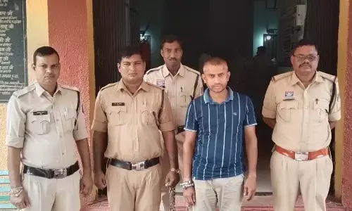 CG Crime : SBI कियोस्क में 1 करोड़ से ज्यादा का गबन, संचालक गिरफ्तार, 29 FD बॉन्ड और लैपटॉप जब्त
