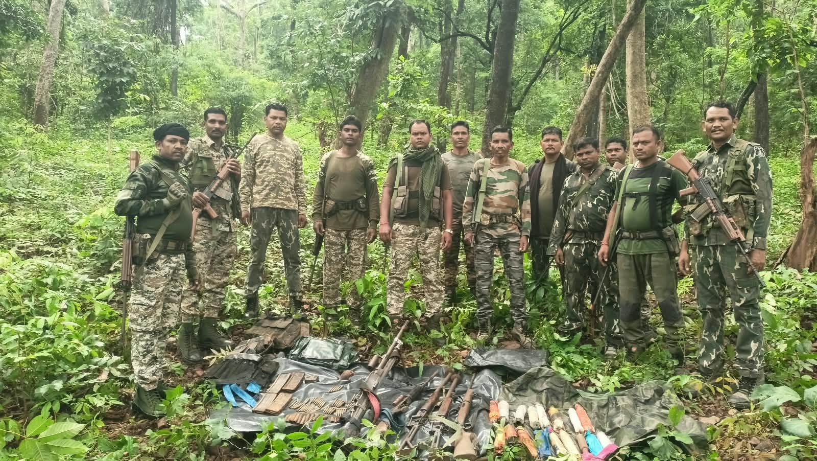 CG News : बीजापुर में नक्सली डंप का खुलासा, SLR/LMG समेत हथियार और भारी मात्रा में गोला-बारूद बरामद