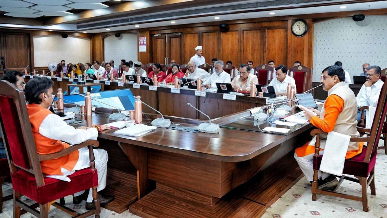 MP Cabinet : मोहन कैबिनेट के बड़े फैसले : 2800 MW बिजली खरीदेगी सरकार, 9061 करोड़ की विकास योजनाओं के साथ इन प्रस्तावों को मिली मंजूरी