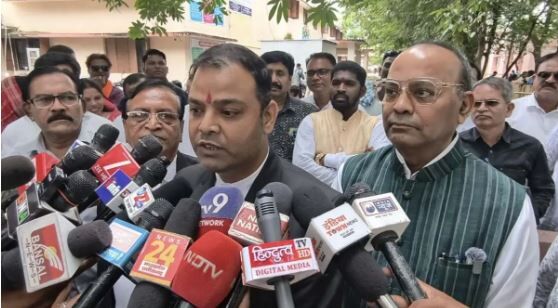 Ajay Chandrakar Dhamtari viral video case: धमतरी वीडियो विवाद पर गरमाई सियासत, बीजेपी नेताओं के साथ कोर्ट पहुंचे कोर्ट, जानिए क्या है पूरा मामला