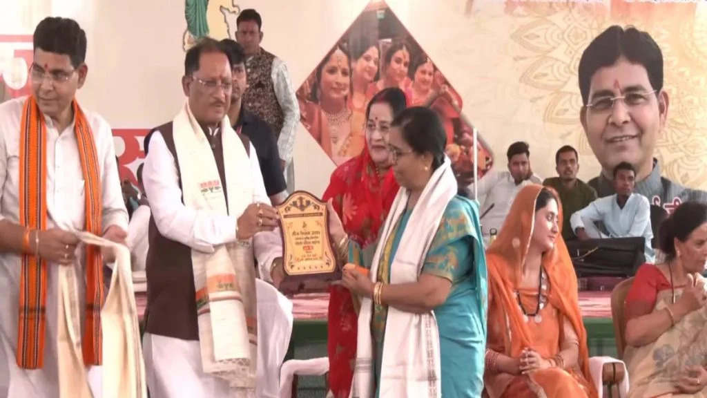 Raipur City News : तीज मिलन उत्सव में CM साय ने गिनाईं महिला सशक्तिकरण की योजनाएं, कहा- माताओं-बहनों के सम्मान के लिए सरकार प्रतिबद्ध