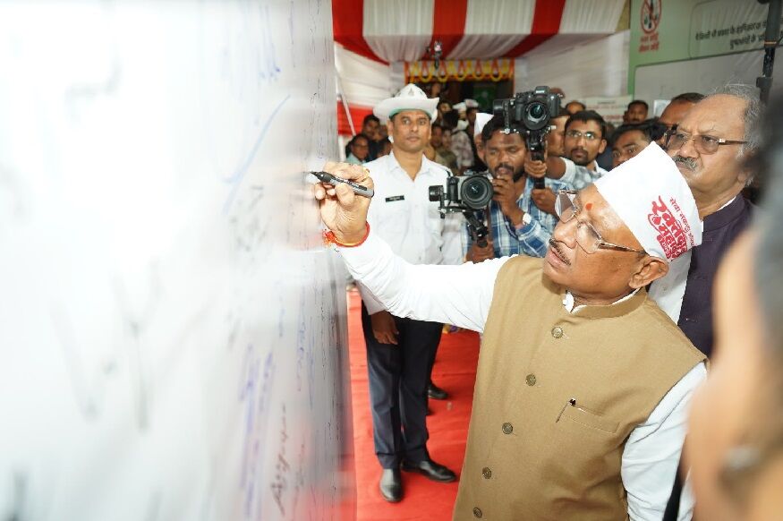 CM साय ने सड़क सुरक्षा का लिया संकल्प: पोस्टर पर किए हस्ताक्षर, ट्रैफिक हैकथॉन 2026 की पहल को सराहा