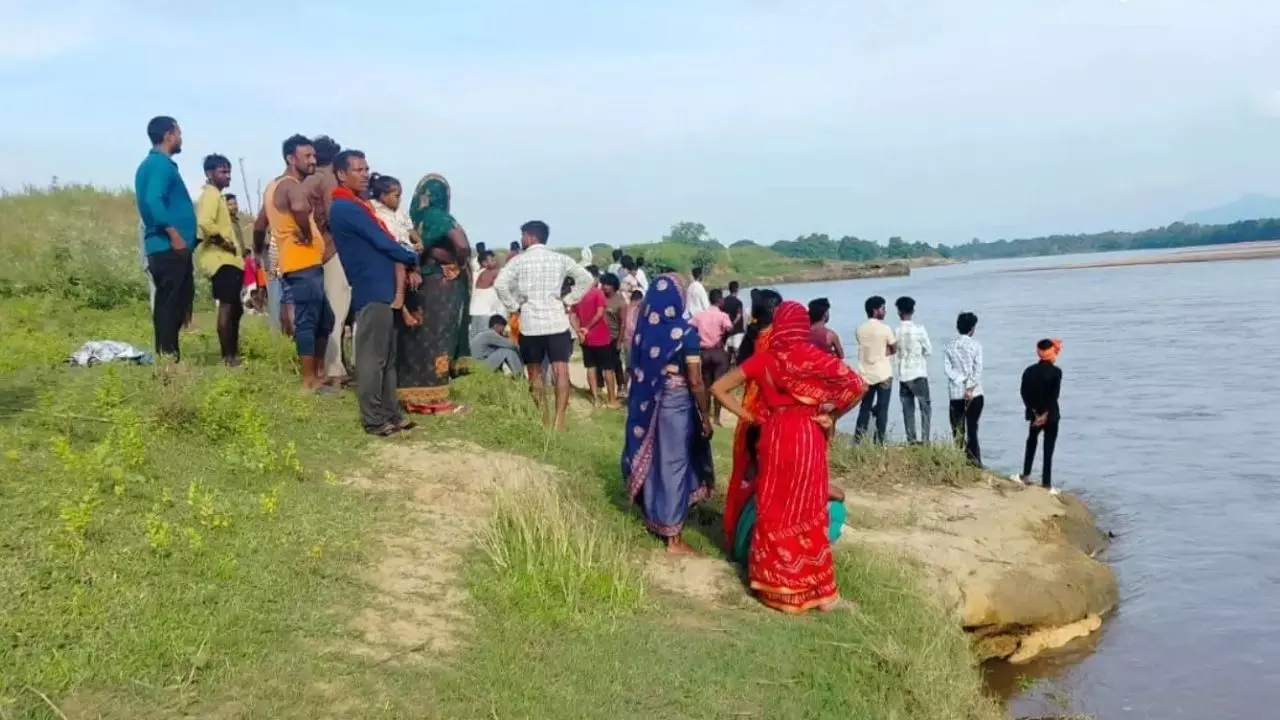 39987-jk Jharkhand : करमा पूजा की खुशियां मातम में बदलीं, कोयल नदी में डूबे 5 बच्चे, 4 की मौत, एक की तलाश जारी