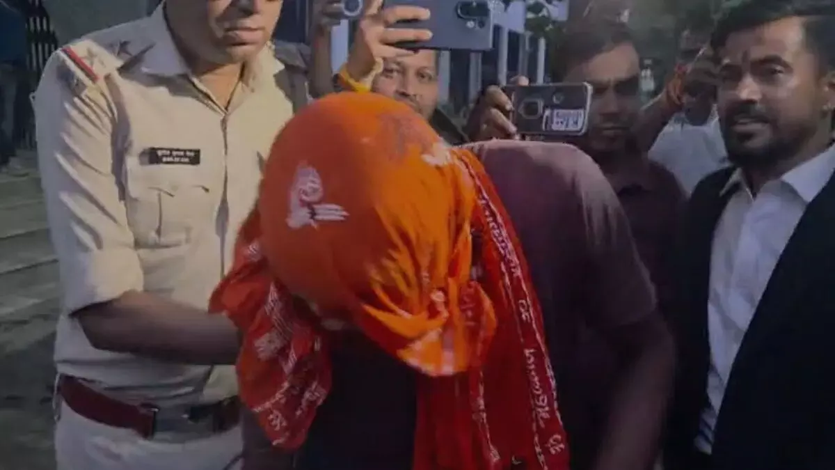 थप्पड़ नहीं, गोली मार देनी चाहिए... जमुई कोर्ट में आरोपी हरेराम यादव को वकील ने मारा थप्पड़, Video Viral थप्पड़ नहीं, गोली मार देनी चाहिए... जमुई कोर्ट में आरोपी हरेराम यादव को वकील ने मारा थप्पड़, Video Viral