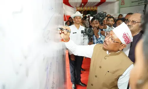 CM साय ने सड़क सुरक्षा का लिया संकल्प: पोस्टर पर किए हस्ताक्षर, ट्रैफिक हैकथॉन 2026 की पहल को सराहा