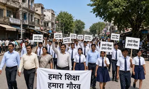 शिक्षक की पिटाई के विरोध में सड़क पर उतरे छात्र-शिक्षक, 5 दिन में कार्रवाई नहीं हुई तो बड़े आंदोलन की चेतावनी