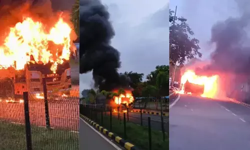 Breaking : नवा रायपुर में मंत्रालय कर्मचारियों की बस में लगी भीषण आग, 30 से ज्यादा कर्मचारियों ने कूदकर बचाई जान Breaking : नवा रायपुर में मंत्रालय कर्मचारियों की बस में लगी भीषण आग, 30 से ज्यादा कर्मचारियों ने कूदकर बचाई जान