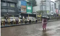 Chhattisgarh Weather Update: ओडिशा में भारी बारिश से कई पुल बहे, बस्तर में स्कूलों में छुट्टी, जगदलपुर से हैदराबाद फ्लाइट कैंसिल, जानें मौसम का हाल