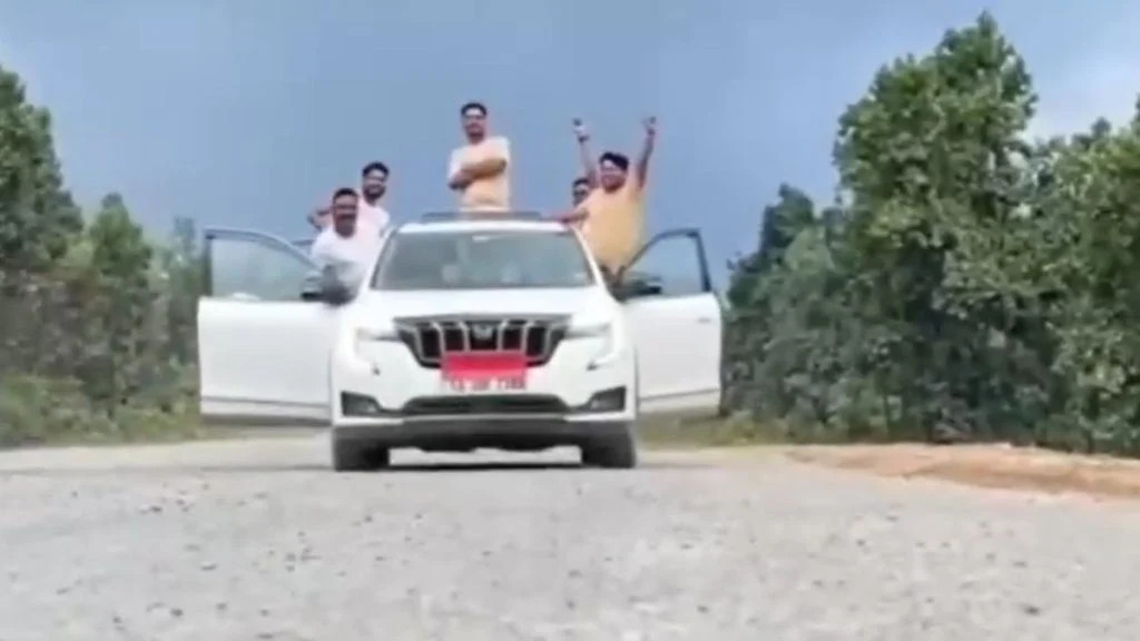 CG News : NH-343 पर चलती XUV 700 में खतरनाक स्टंट, खिड़कियों से लटके युवक, 5 के खिलाफ FIR