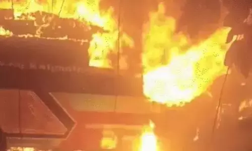 Noida Yamuna Expressway Bus Fire: AC बस में आग लगी, 9 जिंदा जले, कूदकर बचाई जान Noida Yamuna Expressway Bus Fire: AC बस में आग लगी, 9 जिंदा जले, कूदकर बचाई जान