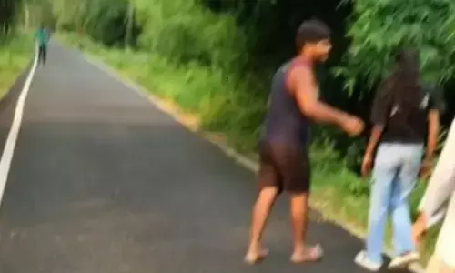जमुई के बाद समस्तीपुर में युवती से बदसलूकी! सड़क किनारे घेरकर अभद्रता, VIDEO वायरल