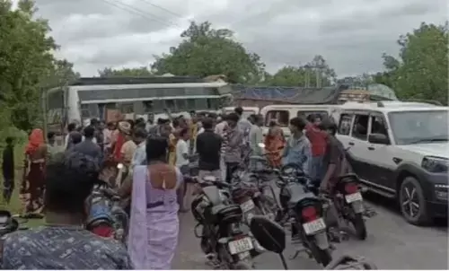 Raigarh Bus Accident: यात्री बस और ट्रक की टक्कर, कई यात्री घायल, अस्पताल में भर्ती