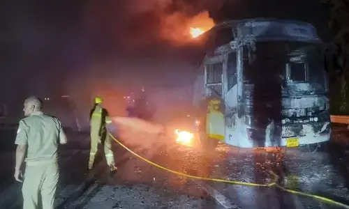 ग्रेटर नोएडा बस अग्निकांड: मृतकों के परिजनों को 2 लाख, घायलों को 50 हजार, PM मोदी और राष्ट्रपति ने जताया दुख