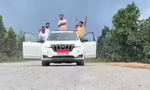 CG News : NH-343 पर चलती XUV 700 में खतरनाक स्टंट, खिड़कियों से लटके युवक, 5 के खिलाफ FIR