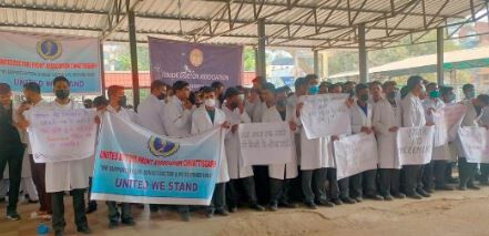 Chhattisgarh Junior Doctor Strike: रायपुर समेत प्रदेशभर में अनिश्चितकालीन हड़ताल शुरू, ओपीडी बंद, जूनियर डॉक्टर धरना पंडाल में कर रहे इलाज