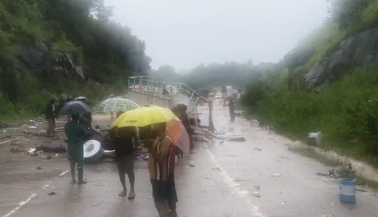 CG Accident : बारिश के बीच भीषण सड़क हादसा, धान से भरे ट्रक ने पिकअप को मारी टक्कर, 5 की मौत