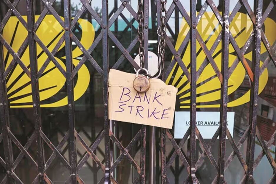 Bank Strike: बैंक कर्मचारियों की 3 दिन की हड़ताल: पहले निपटा लें जरूरी काम, जानें UPI और ATM पर क्या असर