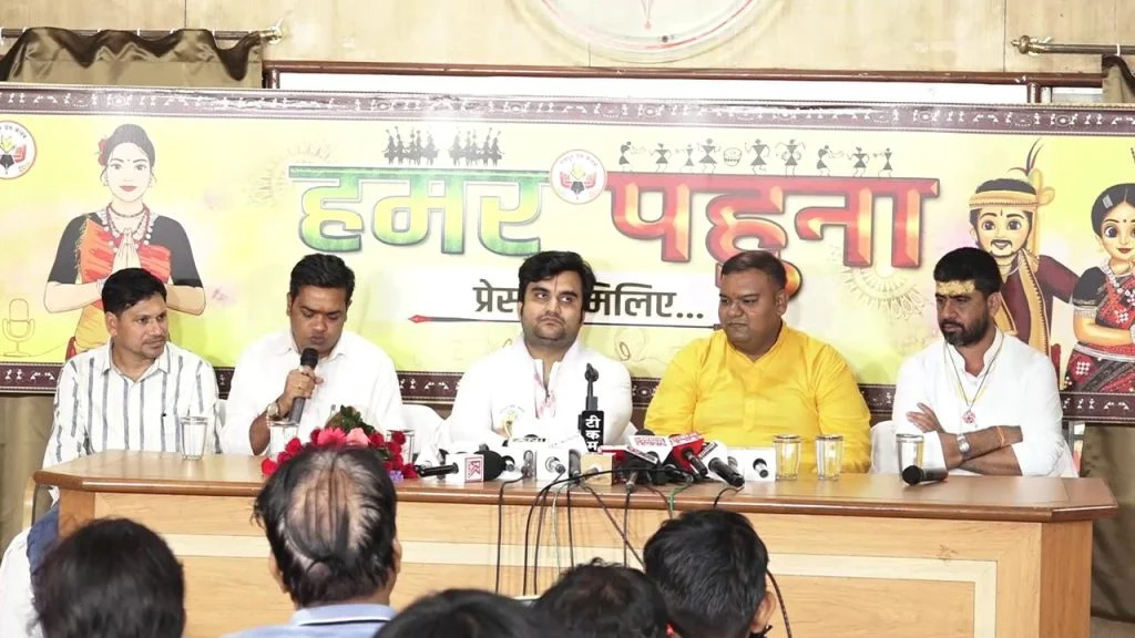 Raipur City News : रायपुर प्रेस क्लब पहुंचे आचार्य इन्द्रेश उपाध्याय, SIR से लेकर VIP दर्शन और Gen Z आंदोलन पर रखी बात